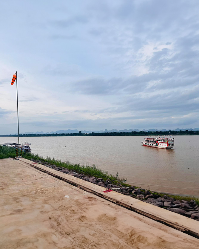 LOCAL นครพนม ล่องเรือชมแม่น้ำโขง